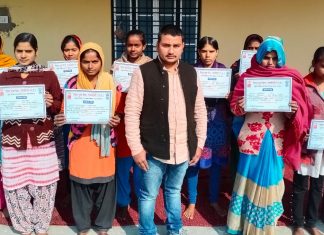 इस ग्राम की महिला प्रधान गांव की महिलाओं ,युवतियों को बना रही आत्मनिर्भर