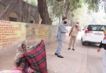 फिर दिखी जिलाधिकारी की मानवता,ठंड से कांप रही महिला को जिलाधिकारी ने दिया कम्बल