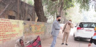 फिर दिखी जिलाधिकारी की मानवता,ठंड से कांप रही महिला को जिलाधिकारी ने दिया कम्बल