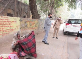 फिर दिखी जिलाधिकारी की मानवता,ठंड से कांप रही महिला को जिलाधिकारी ने दिया कम्बल
