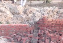 दबंग पिता-पुत्री ने नई बनी दीवार ढहाई