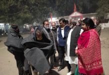 गरीब बेसहारा लोगों को उत्तर प्रदेश युवा उद्योग व्यापार मंडल के पदाधिकारियों ने कम्बल वितरित किए