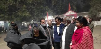 गरीब बेसहारा लोगों को उत्तर प्रदेश युवा उद्योग व्यापार मंडल के पदाधिकारियों ने कम्बल वितरित किए