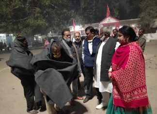 गरीब बेसहारा लोगों को उत्तर प्रदेश युवा उद्योग व्यापार मंडल के पदाधिकारियों ने कम्बल वितरित किए