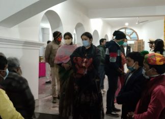 सोनिया गांधी के संसदीय क्षेत्र रायबरेली पहुंची केंद्रीय मंत्री स्मृति ईरानी