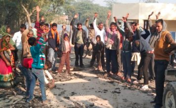 रात को हो रहा था ये काम ,ग्रामीणों ने कर दिया हंगामा