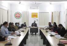 जिलाधिकारी ने निर्माण कार्यो के प्रगति के सम्बन्ध में अधिकारियों के साथ की समीक्षा