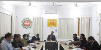 जिलाधिकारी ने निर्माण कार्यो के प्रगति के सम्बन्ध में अधिकारियों के साथ की समीक्षा