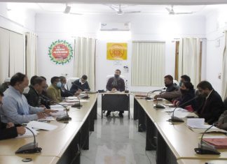 जिलाधिकारी ने निर्माण कार्यो के प्रगति के सम्बन्ध में अधिकारियों के साथ की समीक्षा