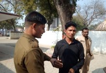 हैलो मैं चौकी इंचार्ज बोल रहा हु…फर्जी चौकी इंचार्ज की हनक से थर्राई असली वाली पुलिस