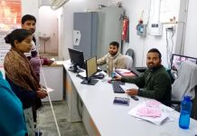इस बैंक के कर्मचारियों को कोरोना के नियमों से कोई मतलब नहीं
