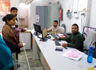 इस बैंक के कर्मचारियों को कोरोना के नियमों से कोई मतलब नहीं