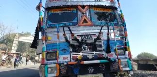 बिजली के पोल से टकराया ट्रक ,लगी आग चालक की मौत परिचालक घायल