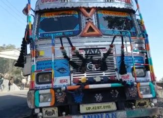 बिजली के पोल से टकराया ट्रक ,लगी आग चालक की मौत परिचालक घायल