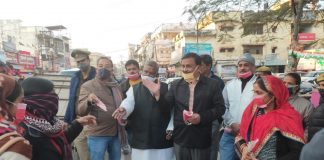 उत्तर प्रदेश युवा उद्योग व्यापार मंडल द्वारा नए वायरस स्ट्रेन से बचाव एवं जागरूकता अभियान चलाया