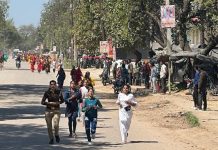 और जब सड़क पर विवाहित, अविवाहित और महिला पुलिस आरक्षी एक दूसरे का क्यो कर रही थी पीछा
