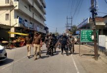 लोकसभा चुनाव को लेकर पुलिस और सुरक्षाबल बल ने कस्बे में निकाला मार्च फ़ास्ट