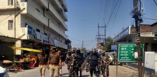 लोकसभा चुनाव को लेकर पुलिस और सुरक्षाबल बल ने कस्बे में निकाला मार्च फ़ास्ट