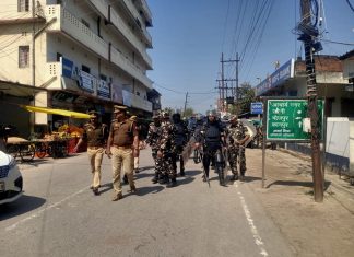 लोकसभा चुनाव को लेकर पुलिस और सुरक्षाबल बल ने कस्बे में निकाला मार्च फ़ास्ट