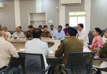 अफवाहों से रहे दूर,आपसी भाईचारे से मनाए त्यौहार:डीएम
