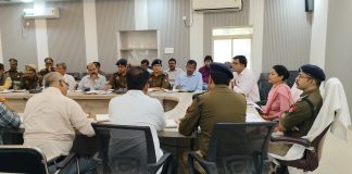 अफवाहों से रहे दूर,आपसी भाईचारे से मनाए त्यौहार:डीएम