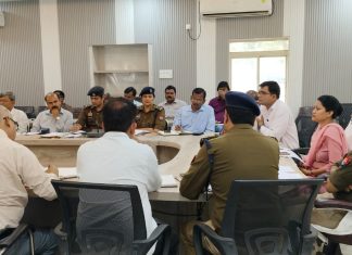 अफवाहों से रहे दूर,आपसी भाईचारे से मनाए त्यौहार:डीएम