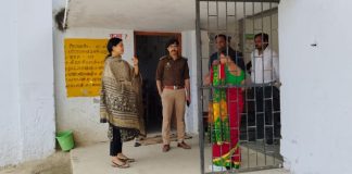 जिला निर्वाचन अधिकारी ने बूथों का किया निरीक्षण