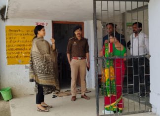 जिला निर्वाचन अधिकारी ने बूथों का किया निरीक्षण