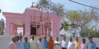 शिक्षक ओमप्रकाश सिंह का एक कुंटल फूलमालाओं से सम्मान एवं सेवानिवृत्त विदाई कार्यक्रम किया गया