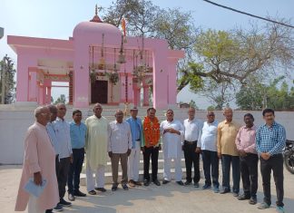 शिक्षक ओमप्रकाश सिंह का एक कुंटल फूलमालाओं से सम्मान एवं सेवानिवृत्त विदाई कार्यक्रम किया गया