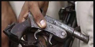 वाहन चेकिंग में पुलिस ने बाइक सवार युवक के पास अवैध तमंचा व जिंदा कारतूस करी बरामद