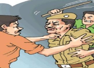 सिपाही के साथ आखिर पिता पुत्र ने क्यों करी मारपीट