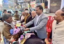 ठंड से बचाव के लिए जरूरतमंदों को बांटे गर्म कपड़े