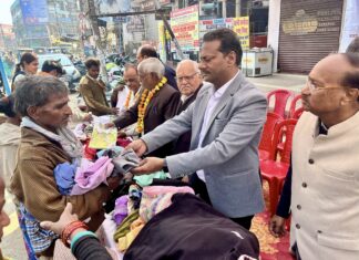 ठंड से बचाव के लिए जरूरतमंदों को बांटे गर्म कपड़े
