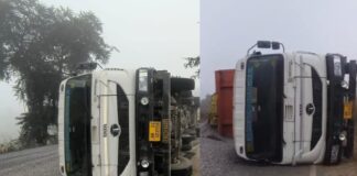 घने कोहरे के चलते ट्रेलर अनियंत्रित होकर पलटा