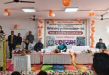 डीएम ने निर्वाचक नामावलियों का आलेख्य प्रकाशन कर मतदाता पंजीकरण का किया शुभारम्भ