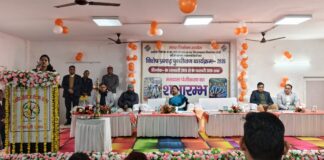 डीएम ने निर्वाचक नामावलियों का आलेख्य प्रकाशन कर मतदाता पंजीकरण का किया शुभारम्भ