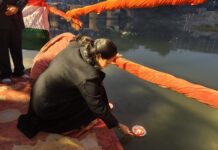 डीएम ने शहीद दिवस की पूर्व संध्या पर सई नदी में किया दीपदान
