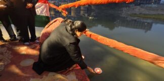 डीएम ने शहीद दिवस की पूर्व संध्या पर सई नदी में किया दीपदान