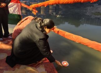 डीएम ने शहीद दिवस की पूर्व संध्या पर सई नदी में किया दीपदान
