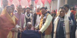 मानवता की रक्षा के लिए ग्राम प्रधान ने बांटे कंबल