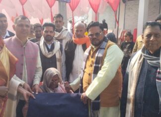 मानवता की रक्षा के लिए ग्राम प्रधान ने बांटे कंबल