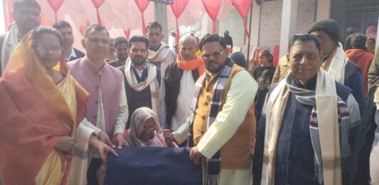 मानवता की रक्षा के लिए ग्राम प्रधान ने बांटे कंबल