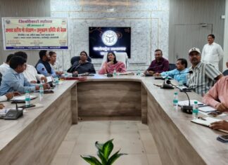 डीएम की अध्यक्षता में जनपद स्तरीय गोवंश संरक्षण एवं अनुश्रवण समिति की बैठक